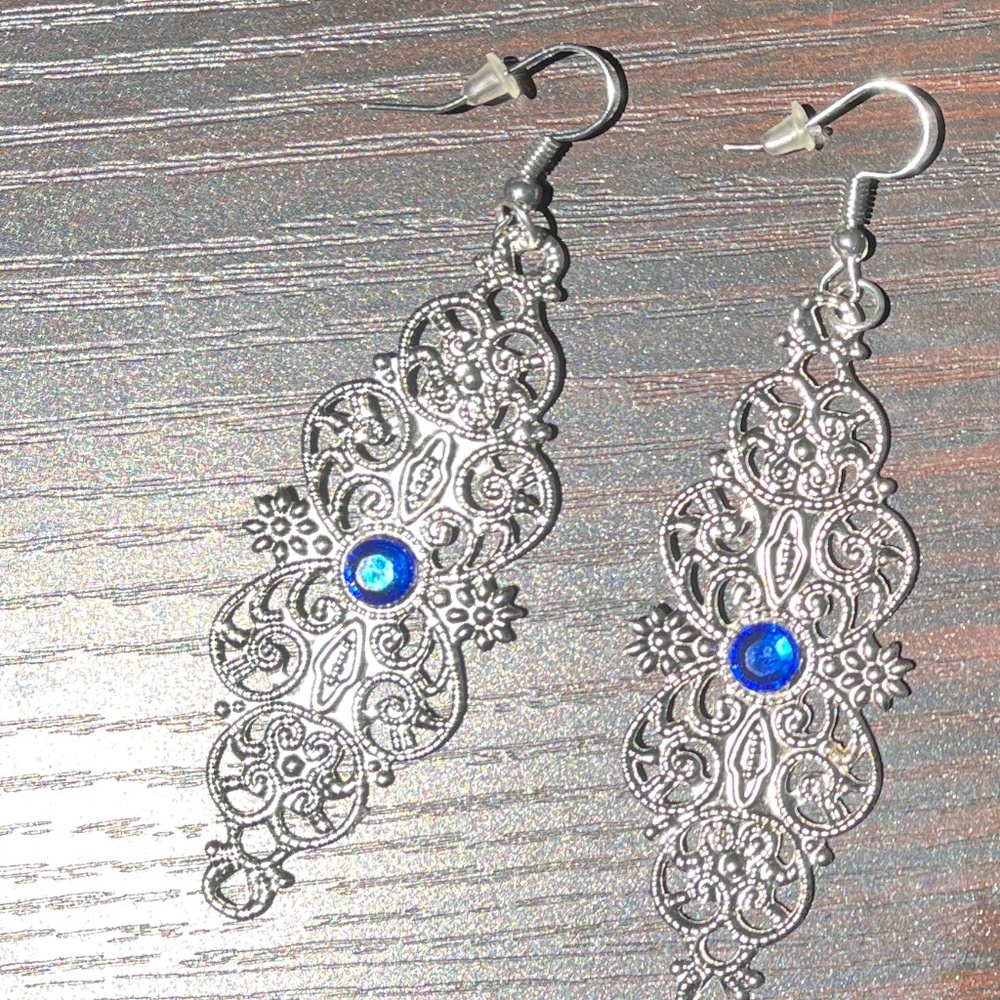 Silver filigree dangling earrings with blue stone